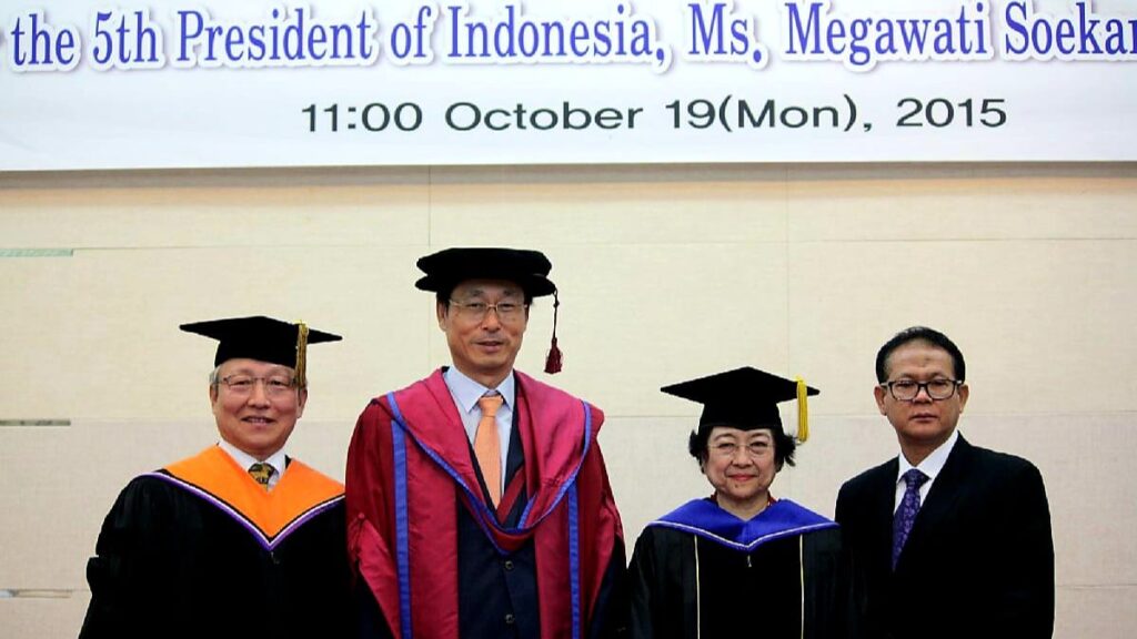 Keterangan foto: Presiden ke-5 RI Megawati Soekarnoputri didampingi Profesor Rokhmin Dahuri (kanan) saat menerima Doktor Honoris Causa dari Korea Maritime and Ocean University, Busan, Korea Selatan pada 19 Oktober 2015